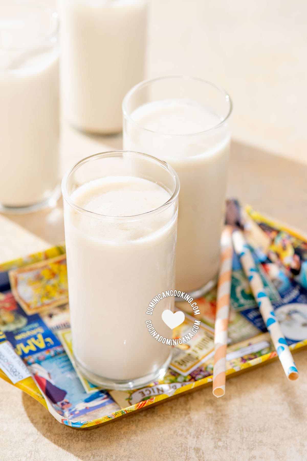 Batidas de granadillo (granadilla milkshake) in 4 glasses.