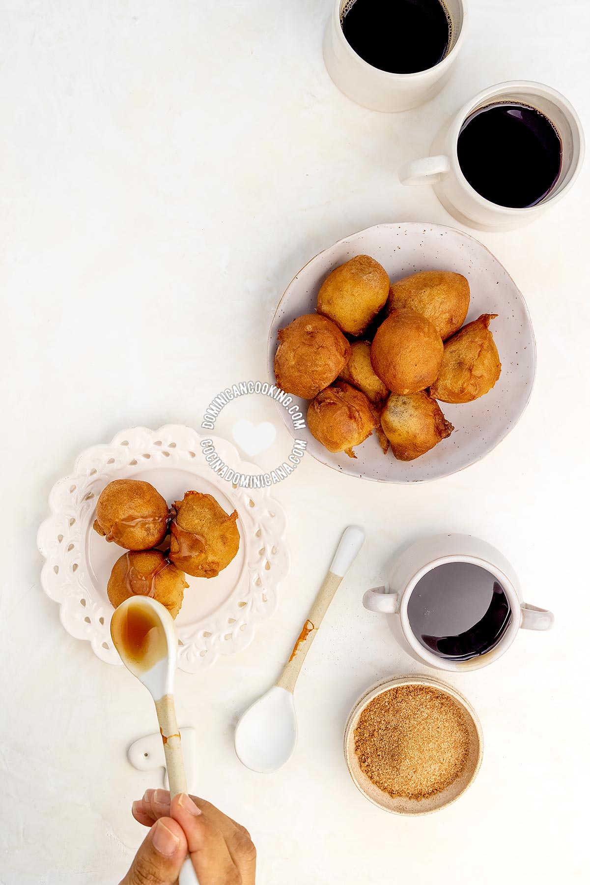 Bu&ntilde;uelos de viento (puffy fried balls in syrup).