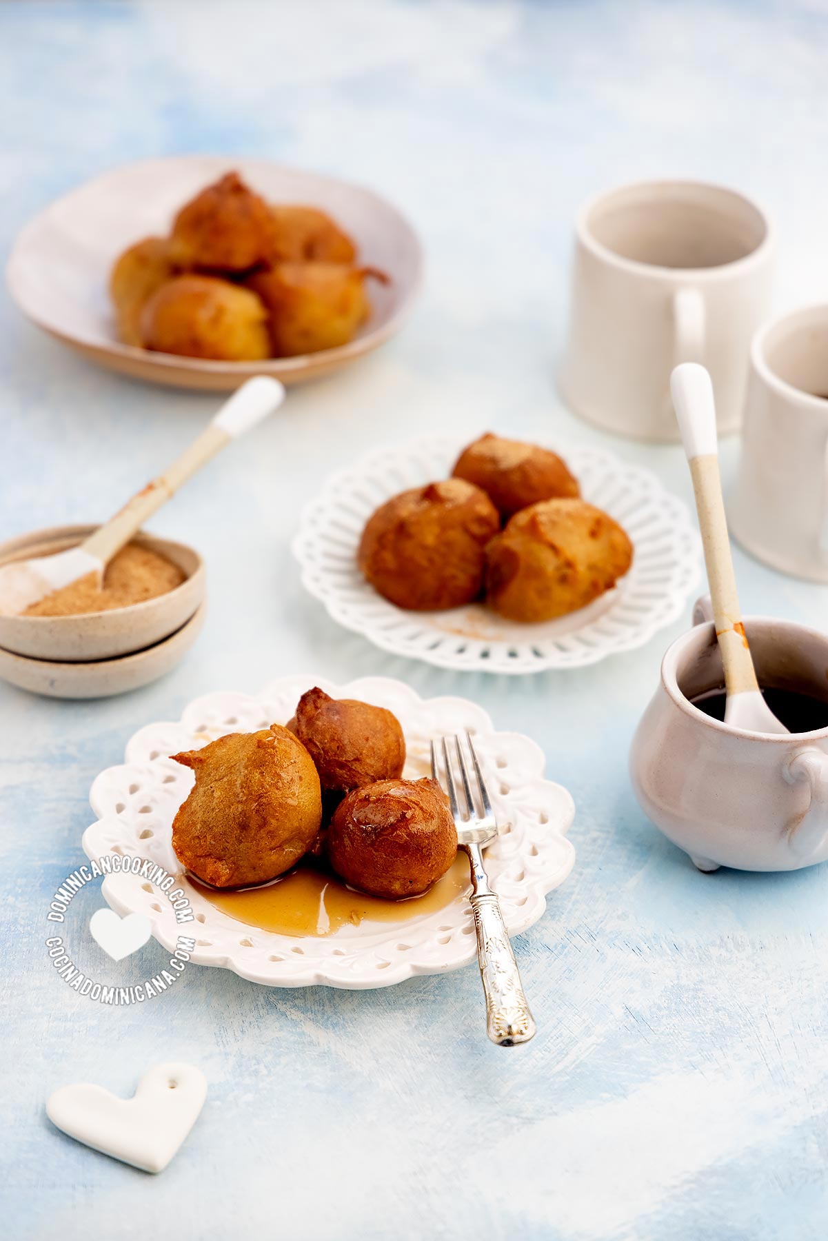 Buñuelos de viento en sirop (choux pastry in syrup).