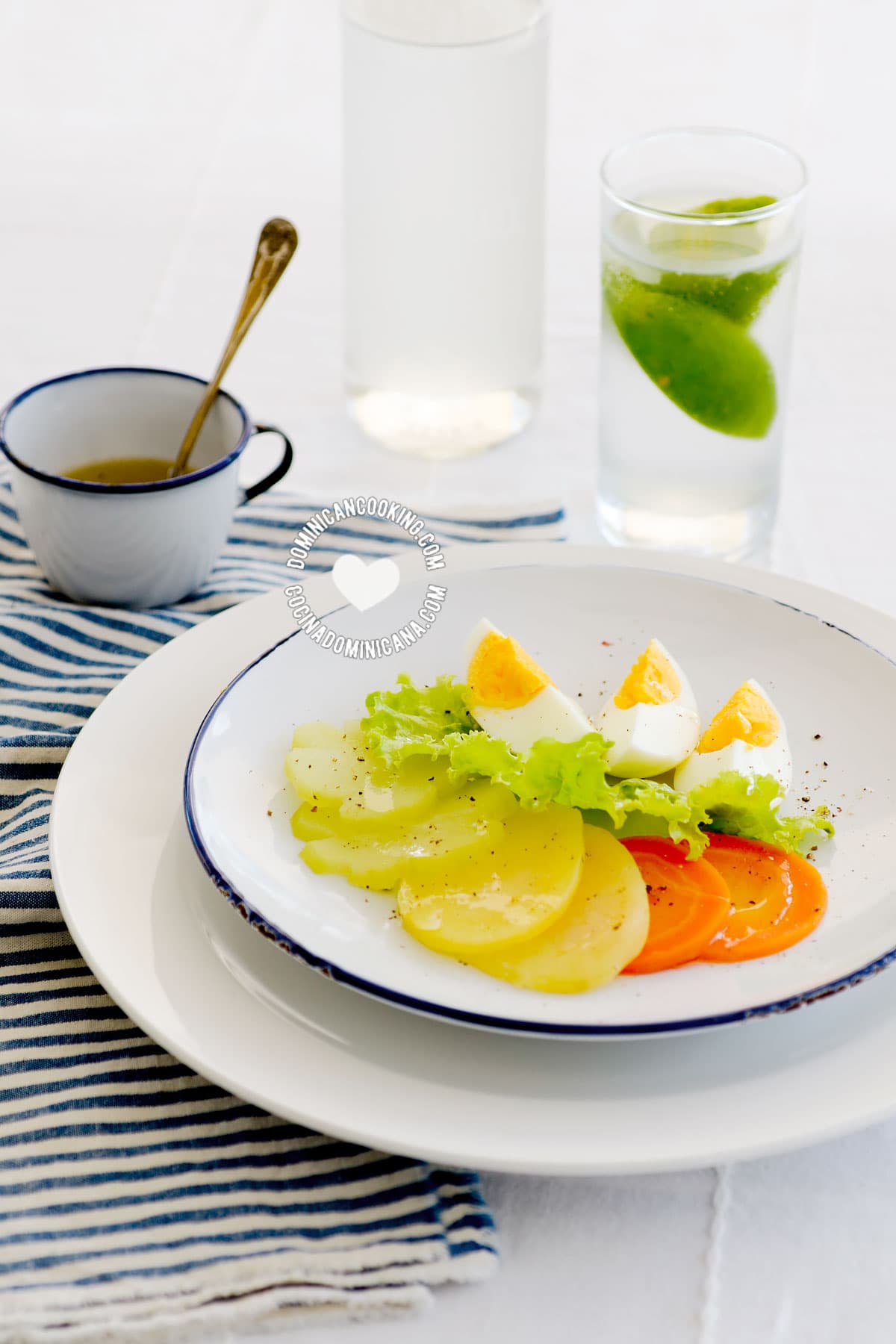 Ensalada hervida (boiled salad) served alongside vinaigrette.