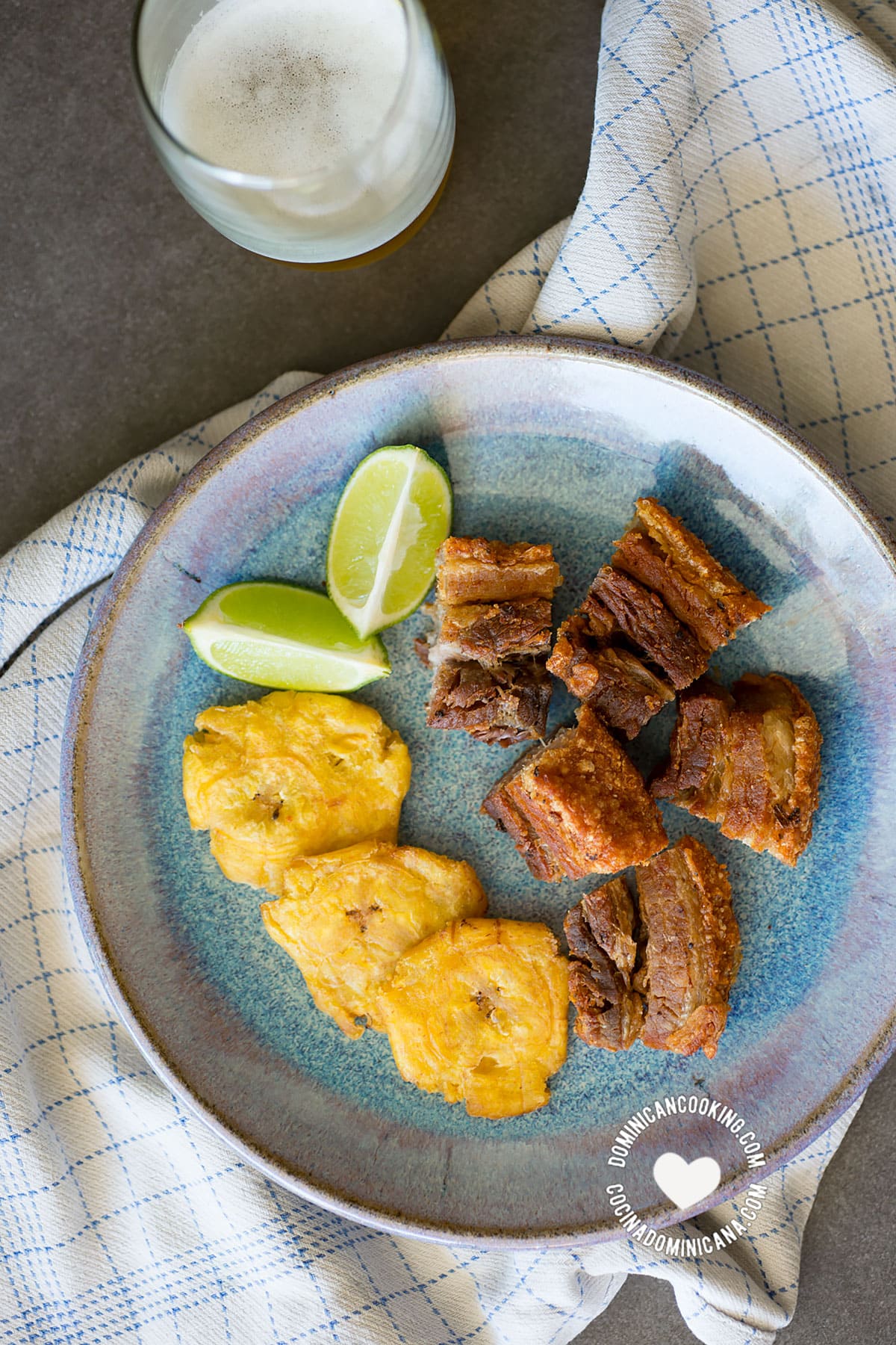 Chicharron de cerdo (fried pork rind).