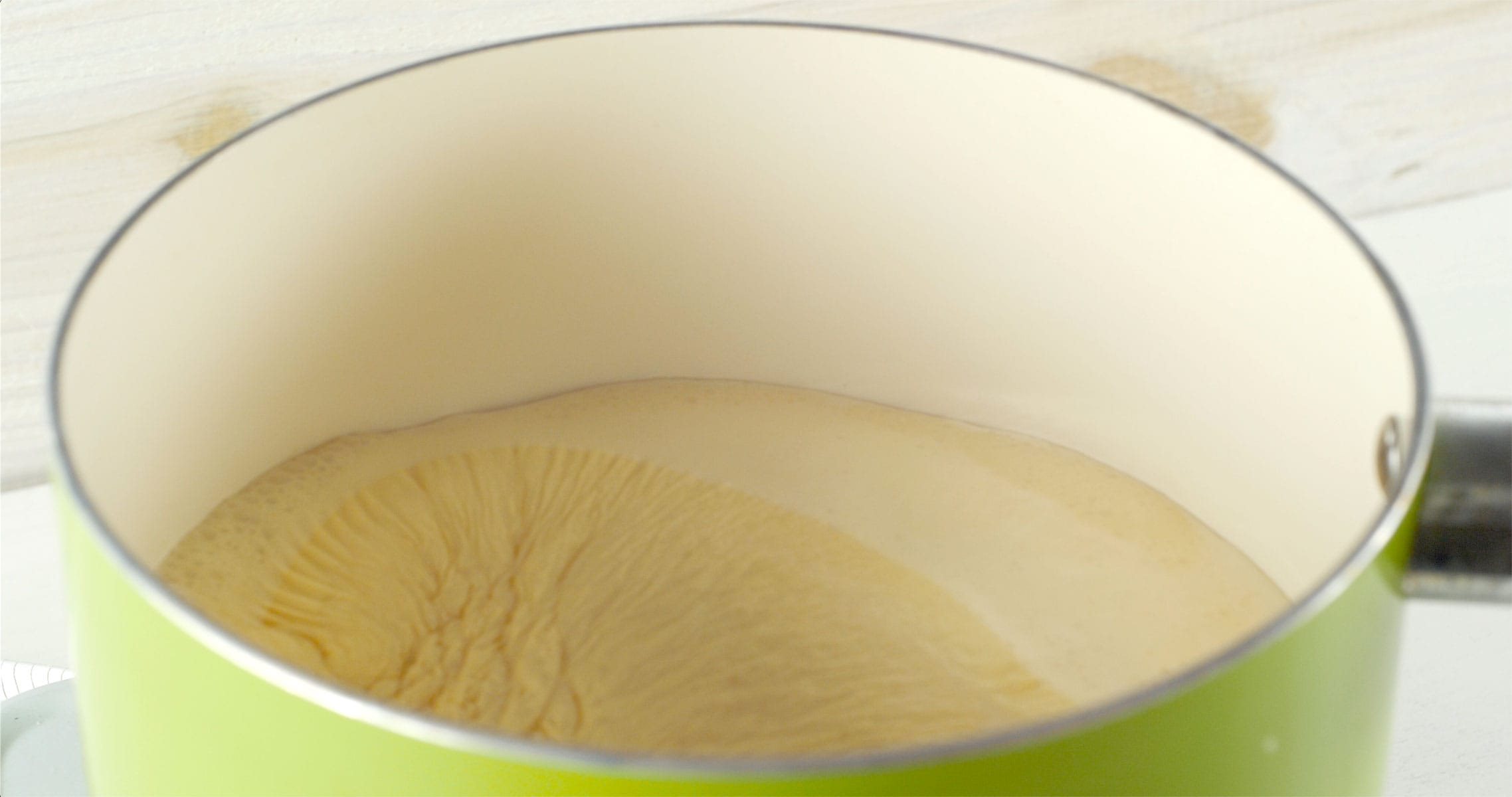 Boiling hot cornmeal drink (chocolate de maíz).