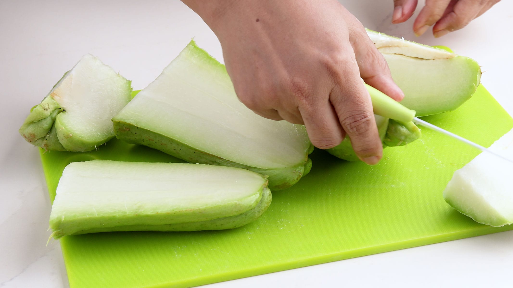 Chopping tayota.