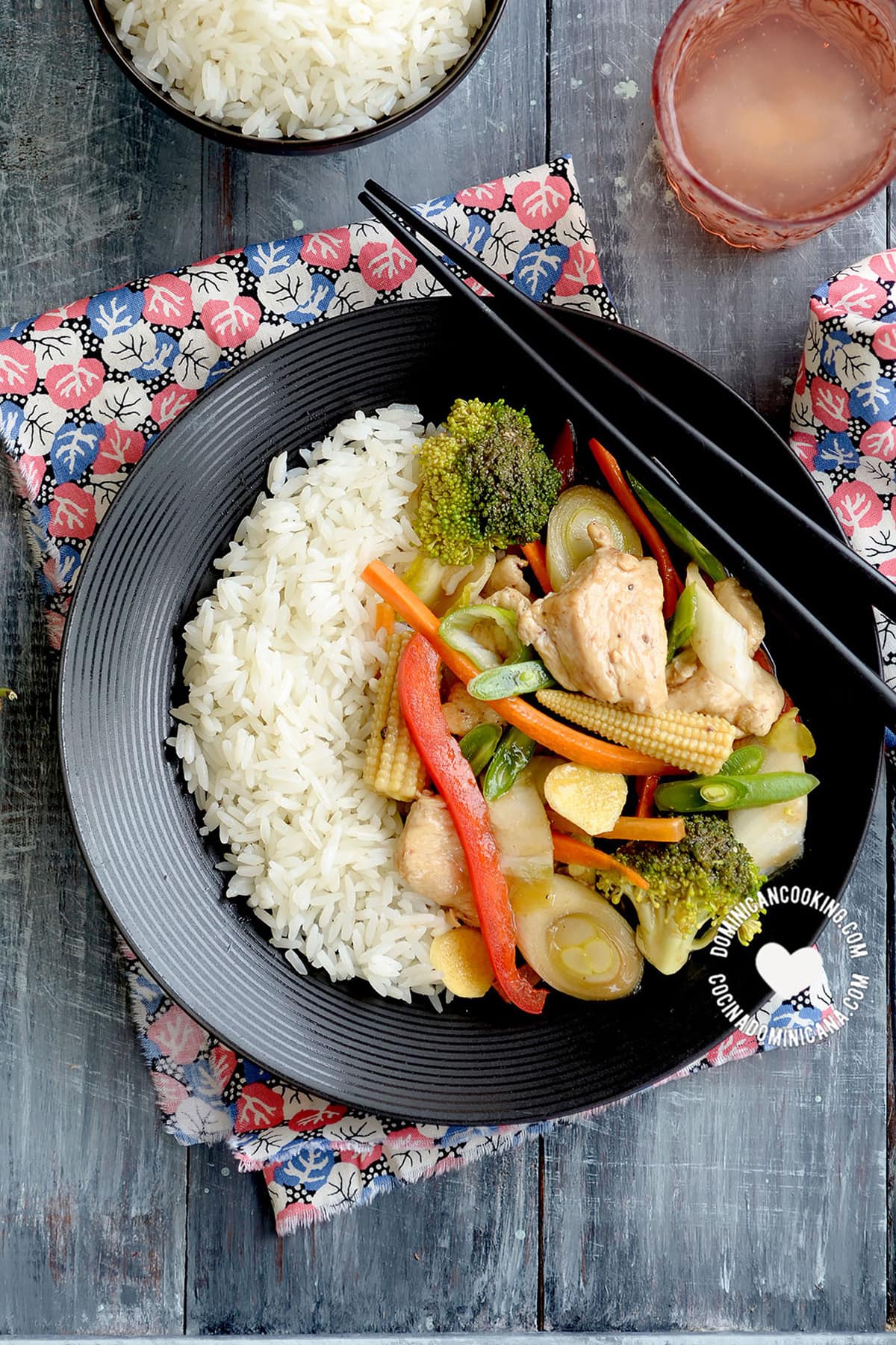 Plate of Chopsuí and rice (Dominican-Style Chop Suey) seen from above.