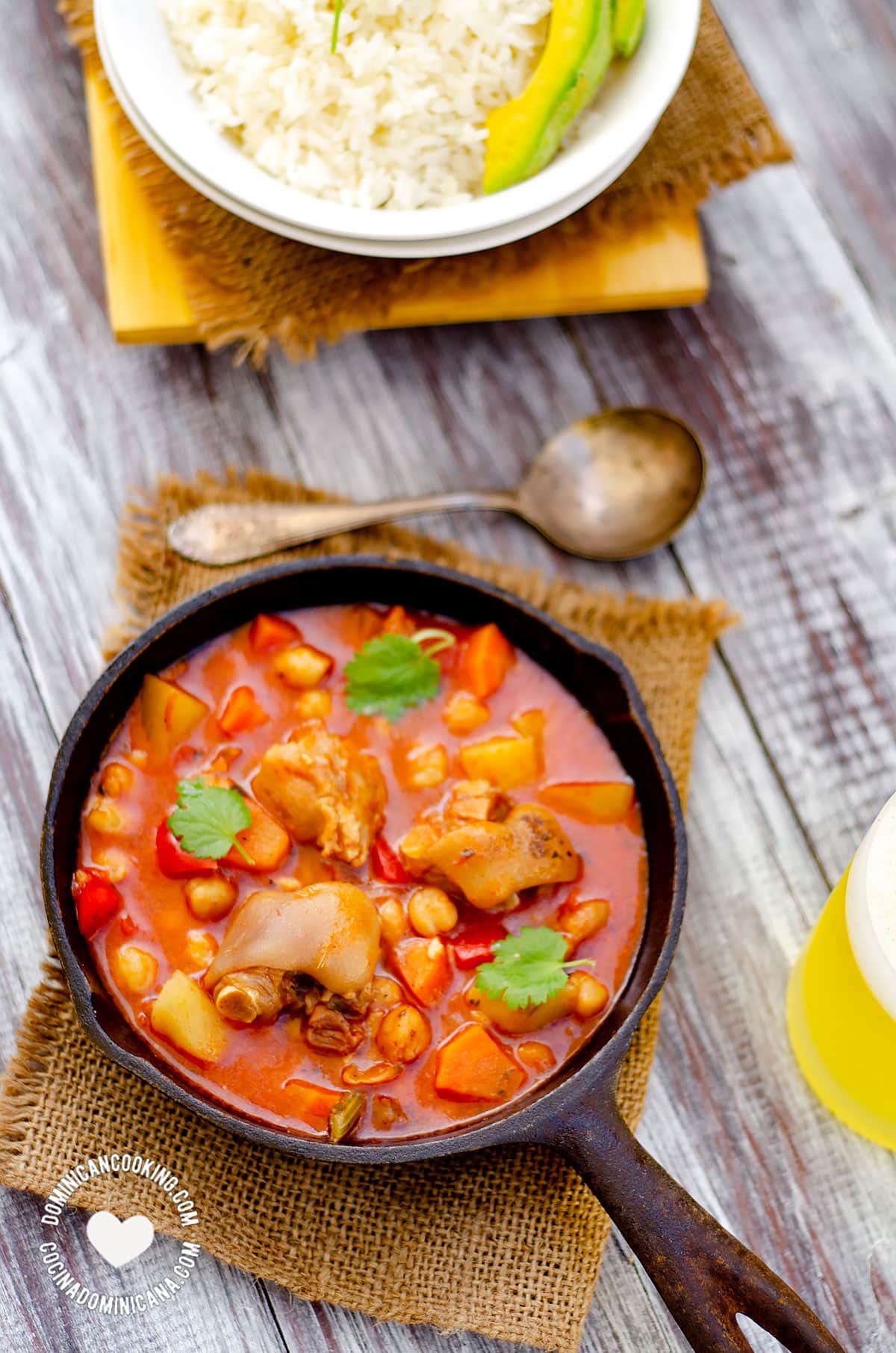 Cocido de paticas (pig trotters stew), served with rice and avocado.