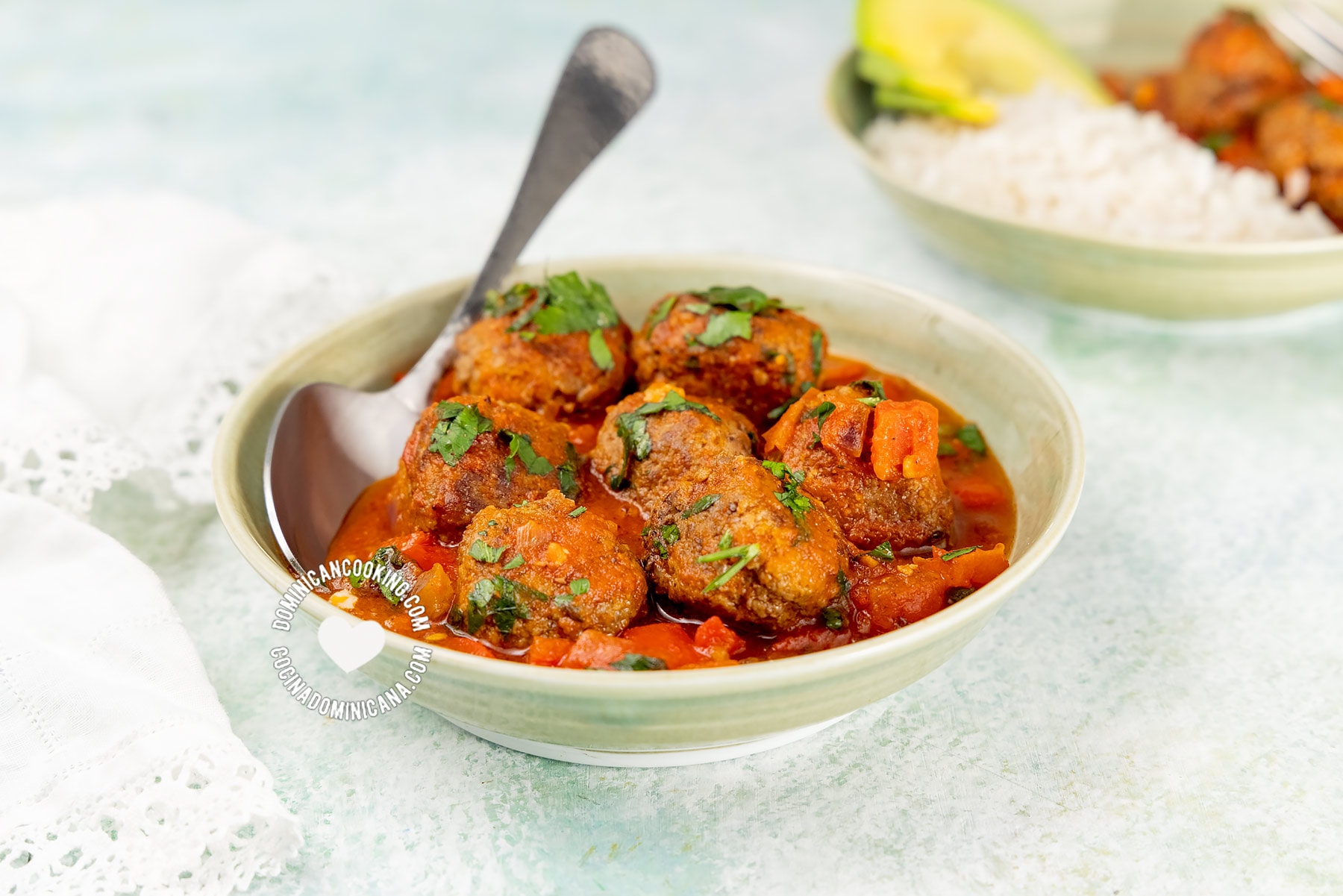 Albondigas de res dominicanas (Dominican meatballs).