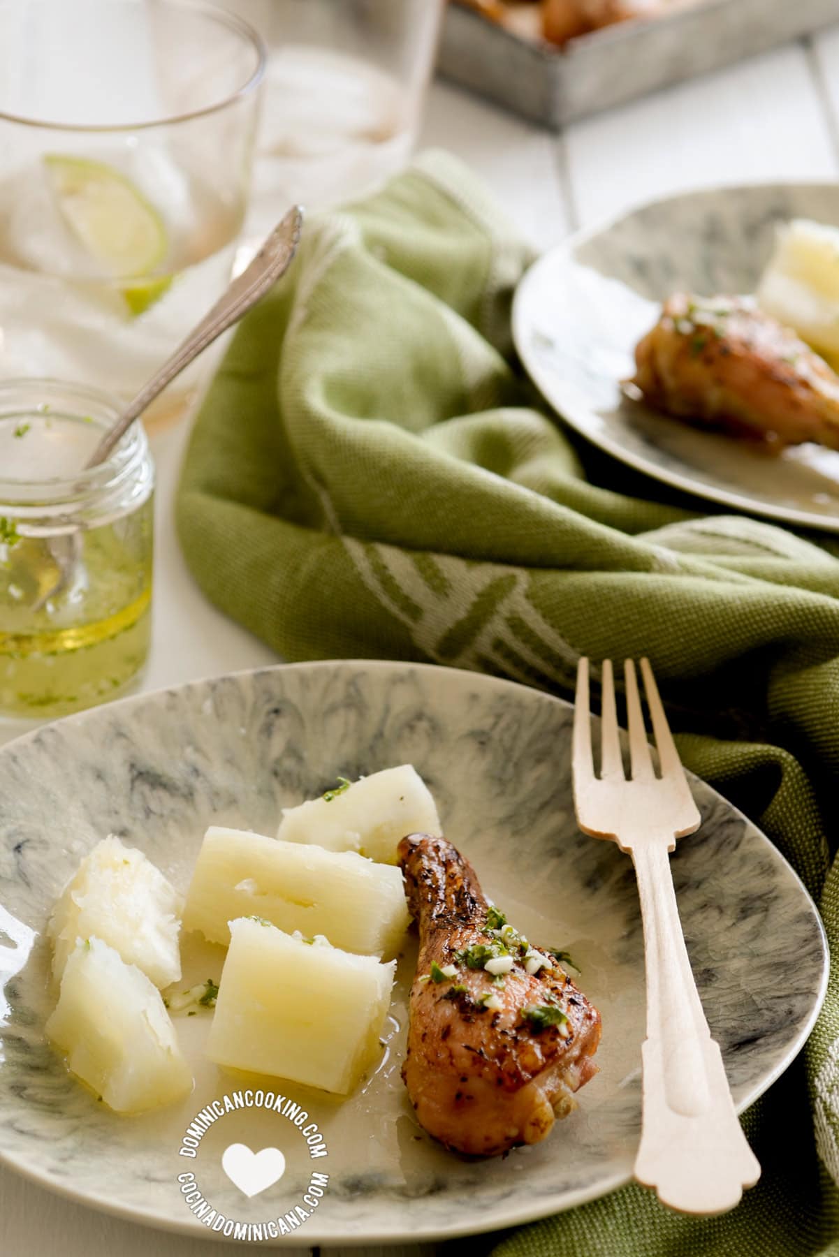 Pollo con Wasakaka (roasted chicken with garlic sauce) and boiled yuca.