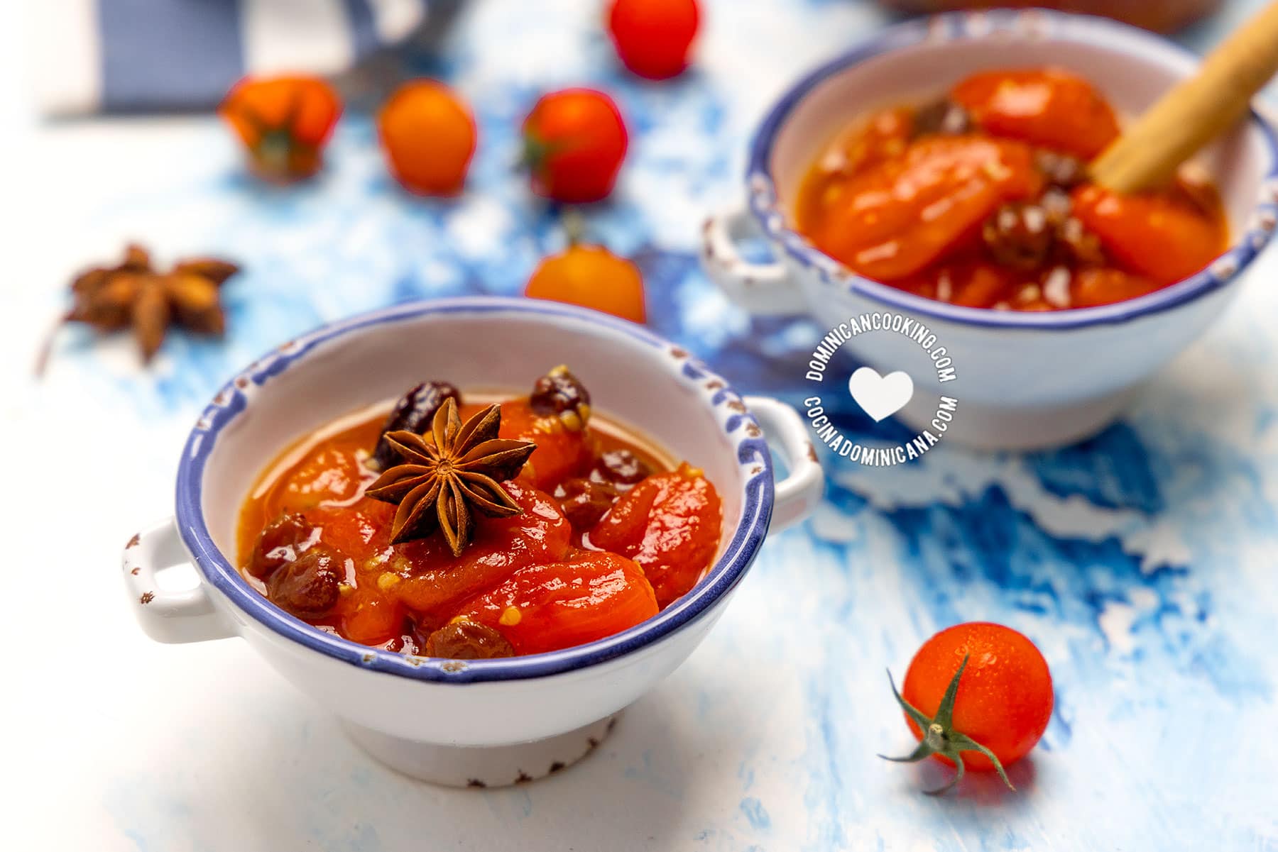 Served dulce de tomate.