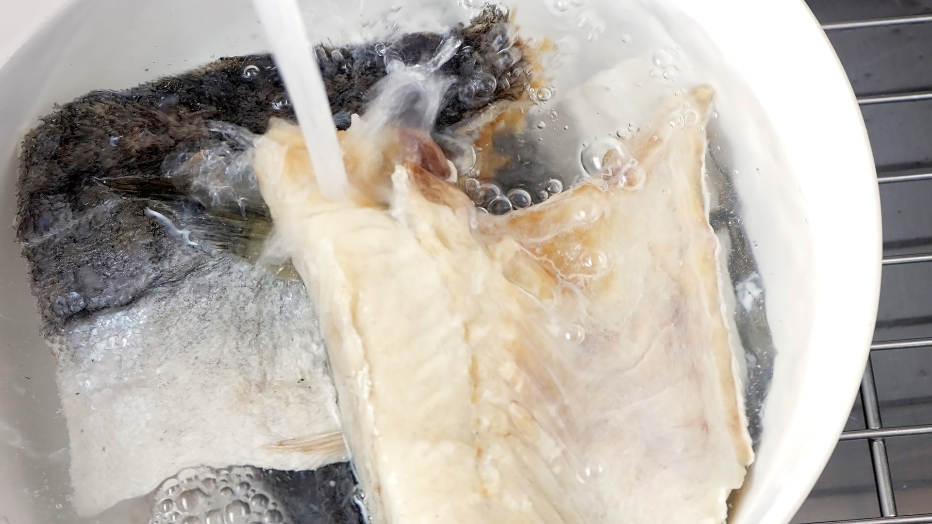 Rinsing bacalao.