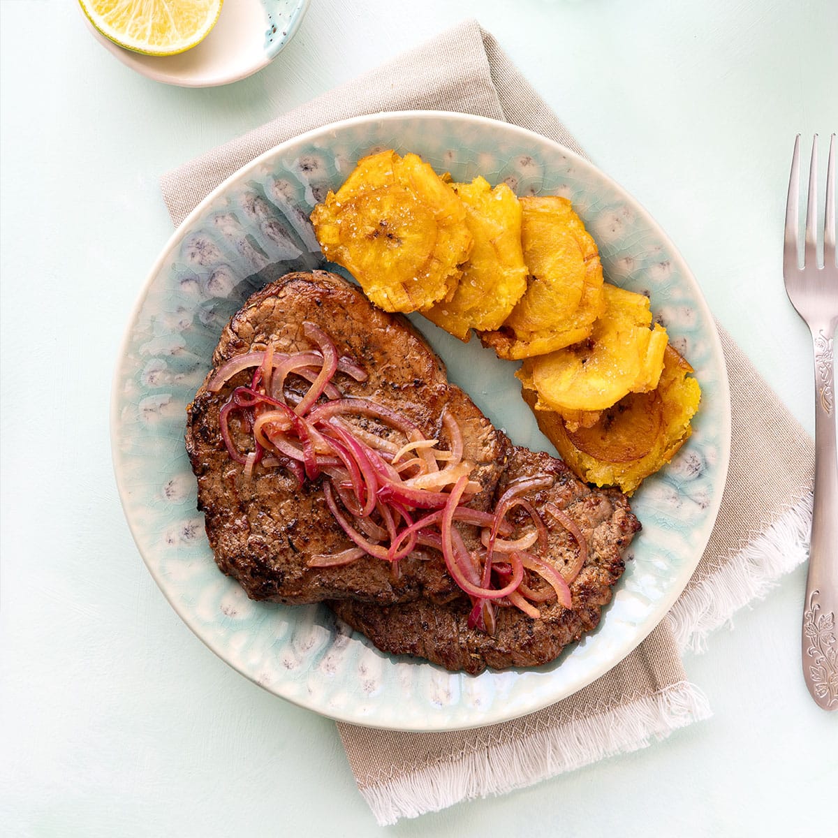 Bistec encebollado (beef steak with onions).