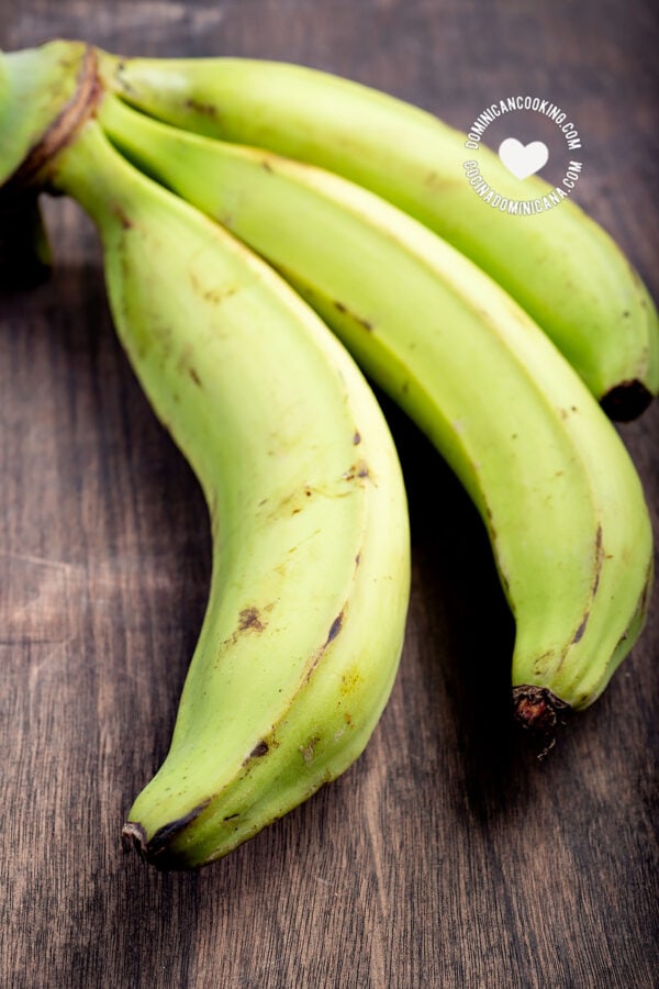 Green plantains (plátanos verdes).
