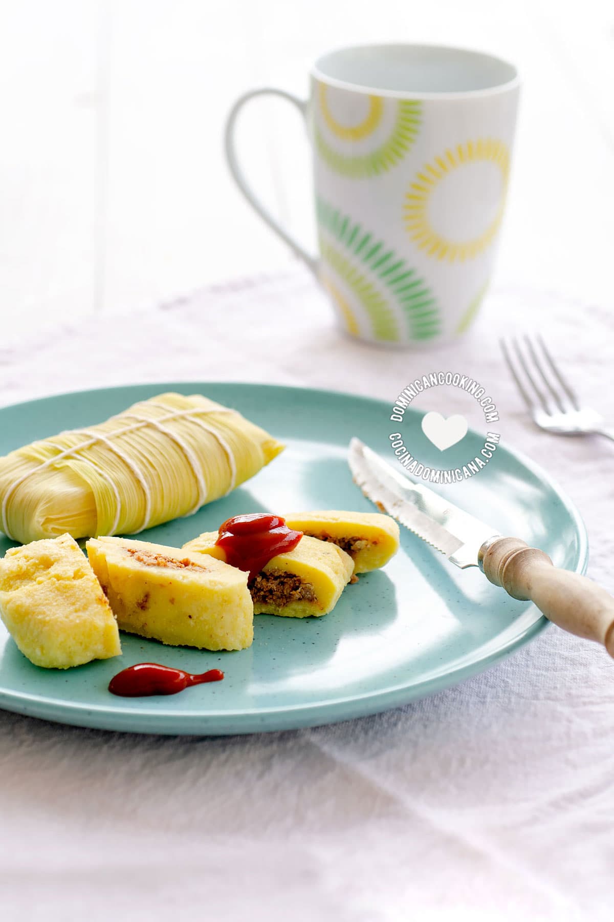 Guanimos salados (cornmeal and beef pockets) on blue plate.