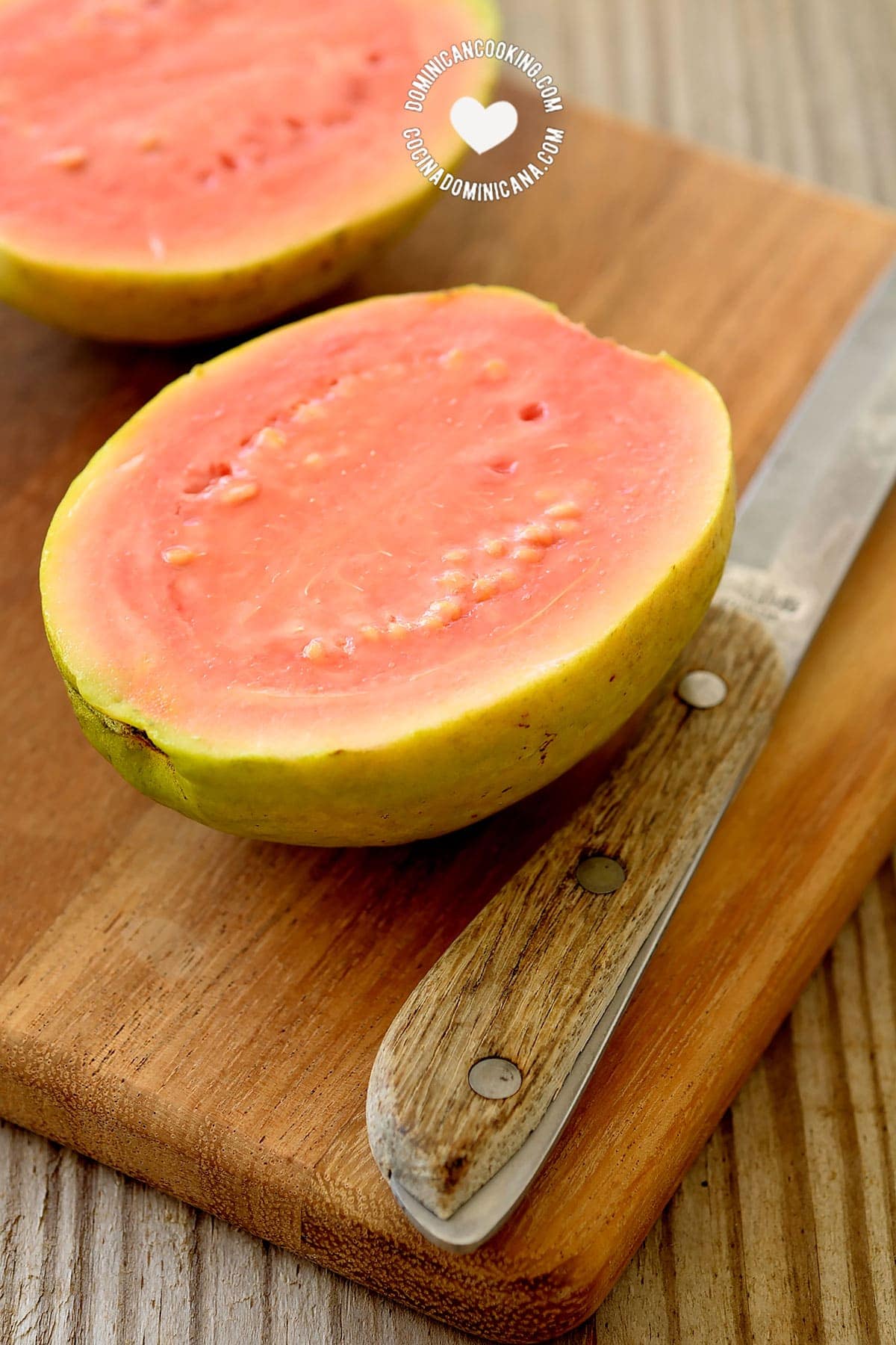 Guayaba (guava).
