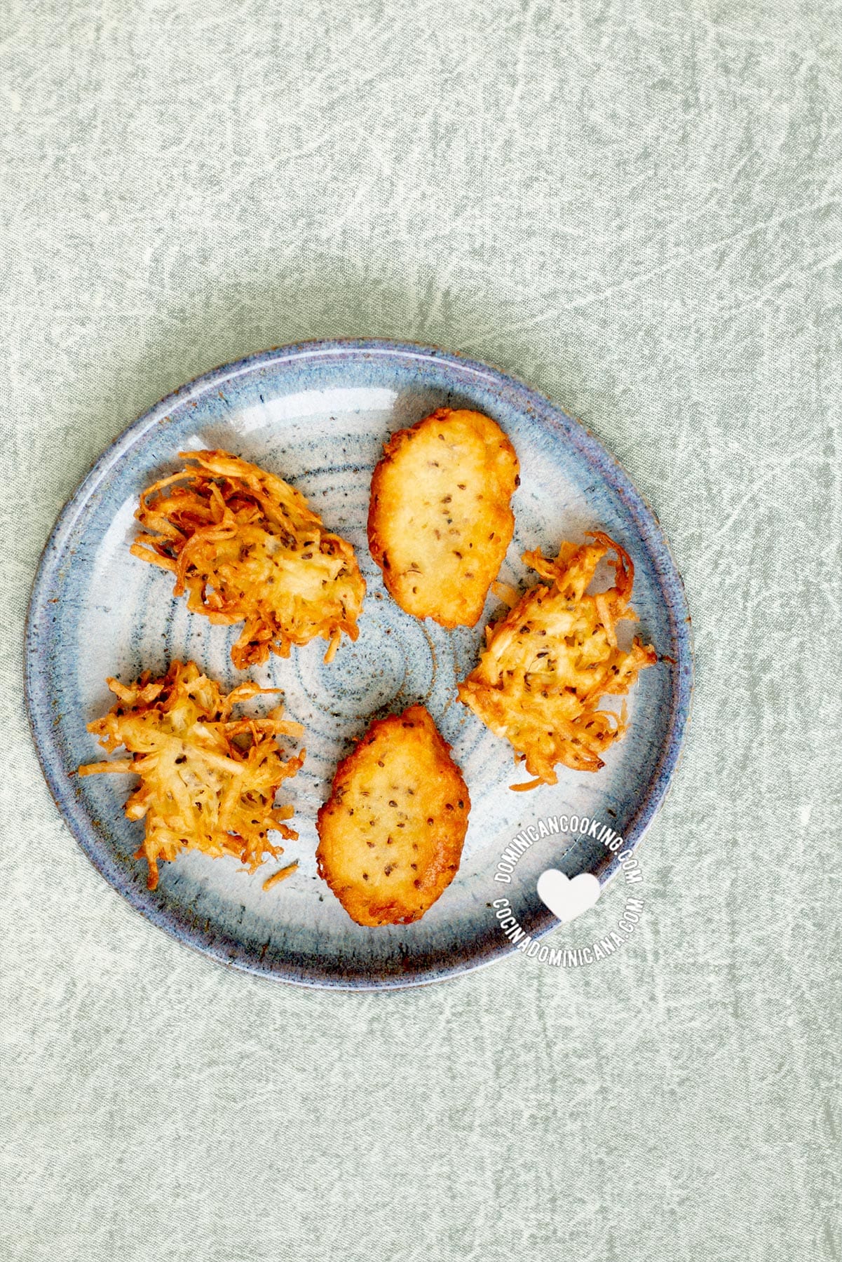 Aranitas and arepitas de yuca fritters.