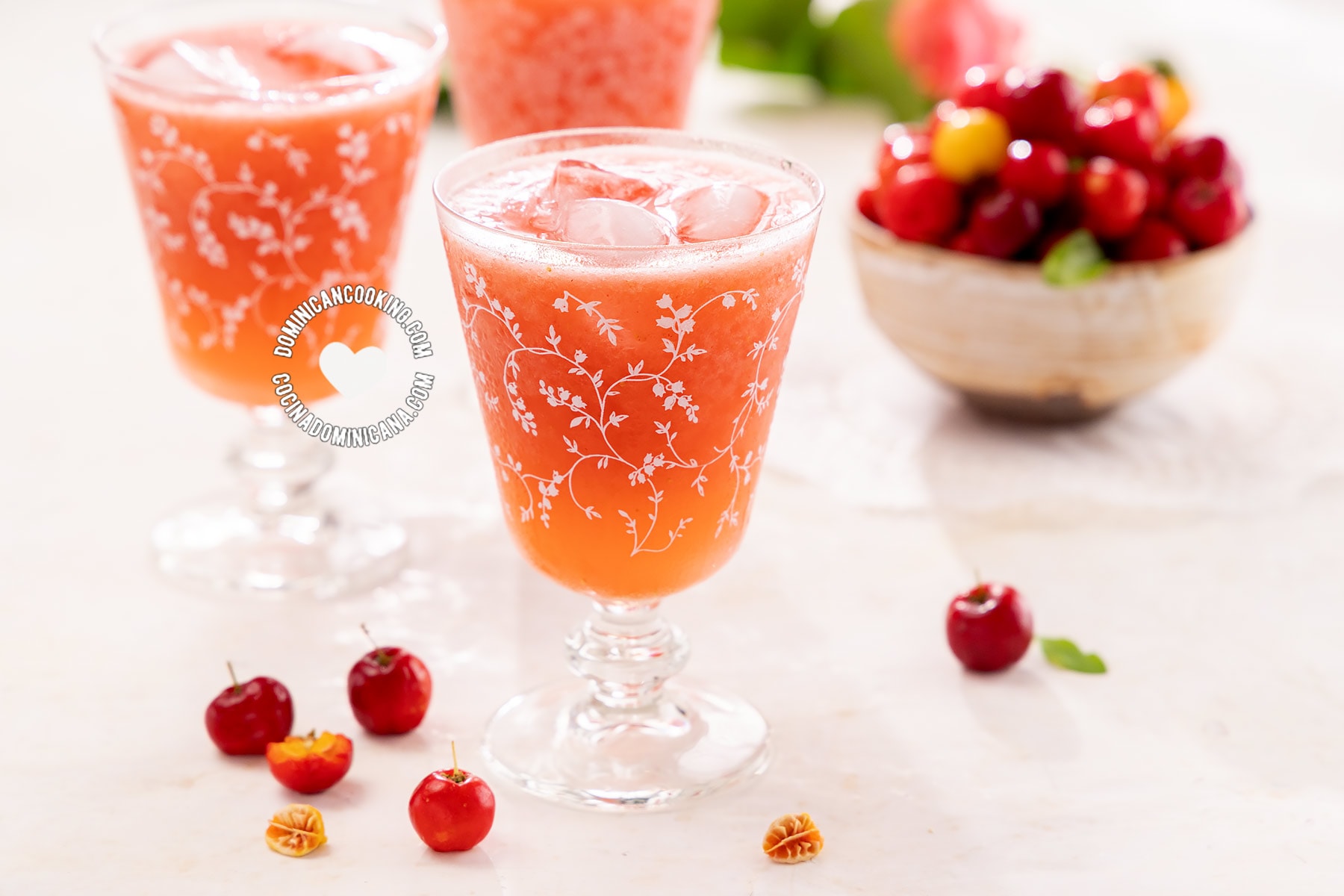 Jugo de cereza dominicana (acerola juice).