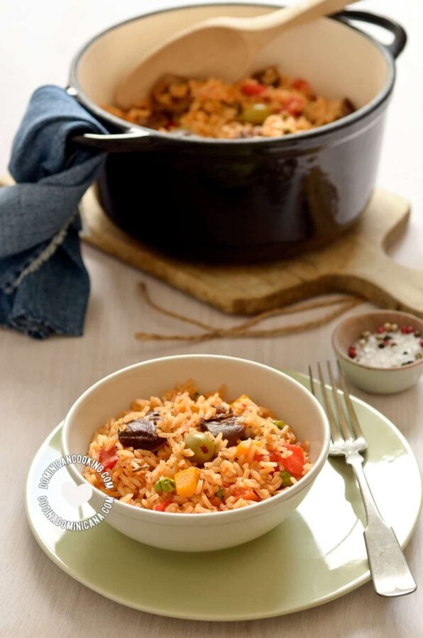 Locrio de molleja de pollo (rice and chicken gizzards).