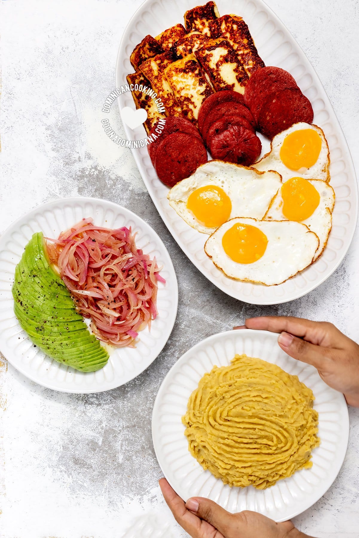 Los tres golpes, desayuno dominicano.