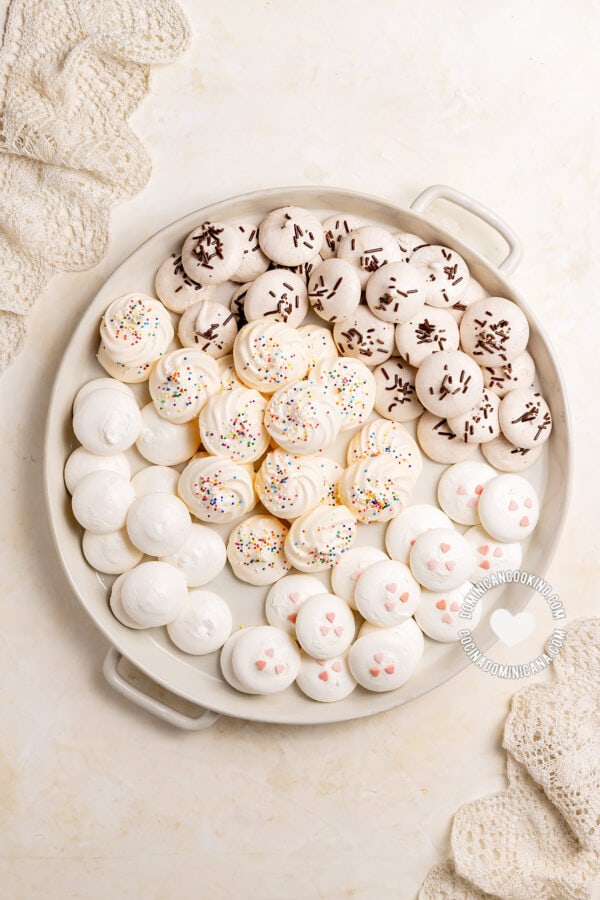 Suspiritos or merenguitos (meringue kisses).