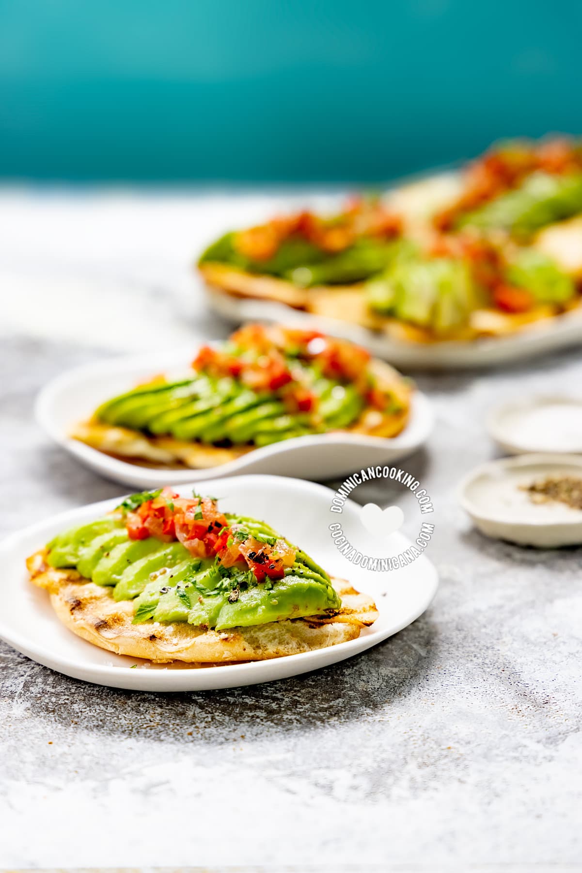 Pan con aguacate (avocado-topped bread).