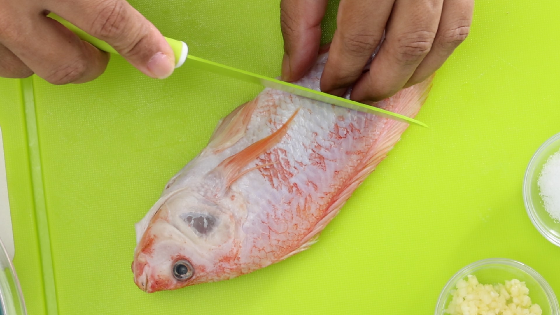 Cutting the fish.