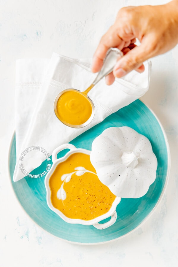 Crema de auyama (cream of pumpkin soup).