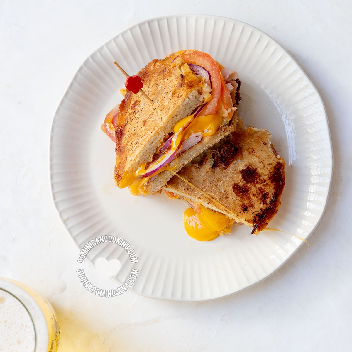 Sandwich de jamón y queso (ham and cheese sandwich).