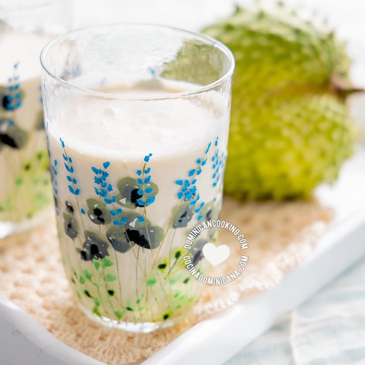 Soursop juice (champola de guanábana).