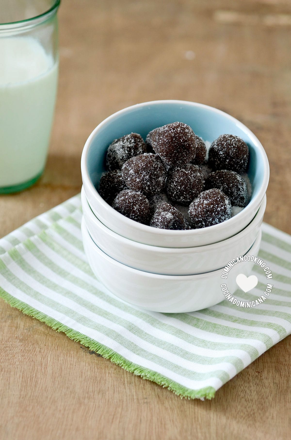 Bolitas de tamarindo (tamarind candy balls in blue bowl).