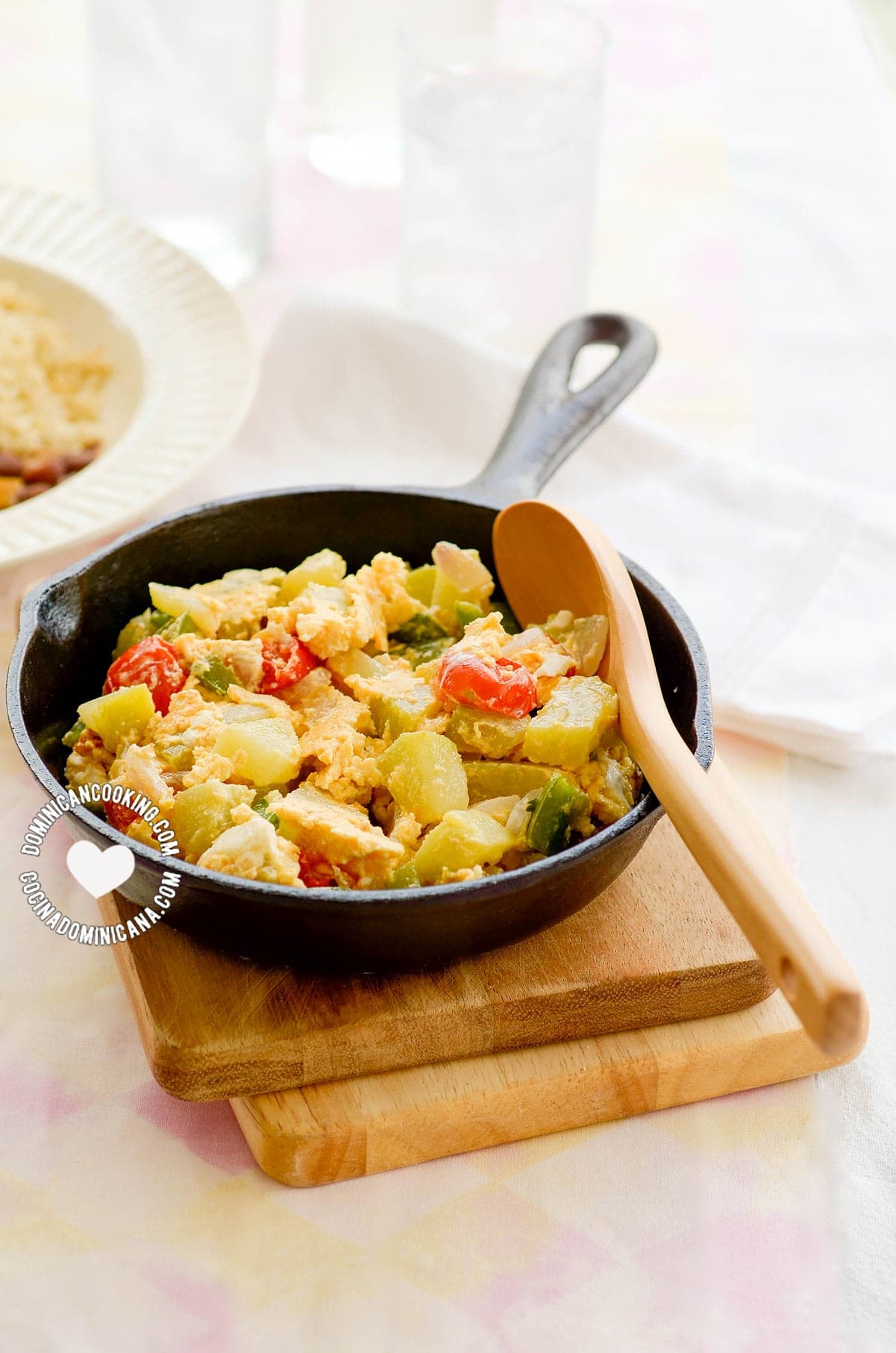 Tayotas con huevos (chayote with eggs).