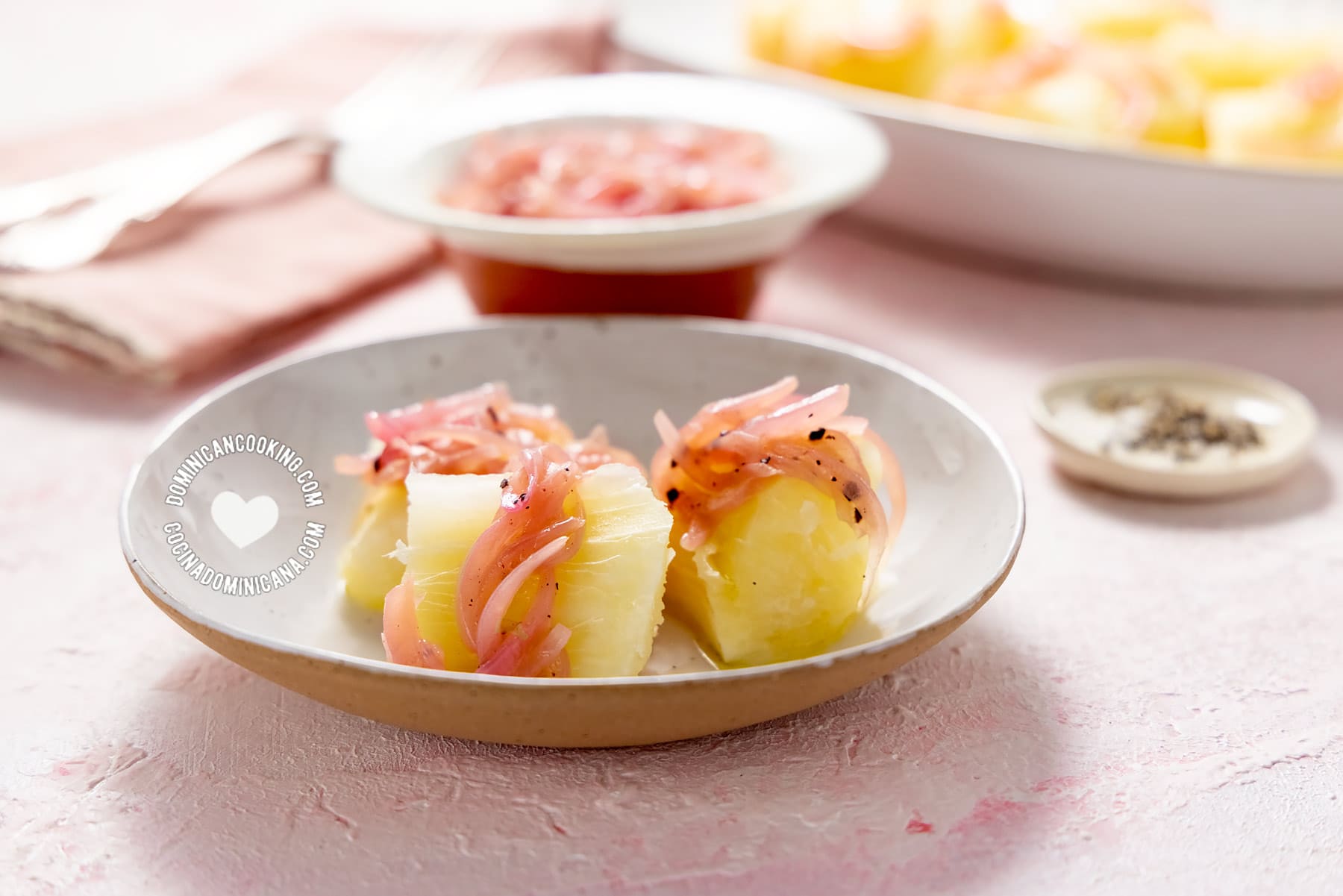 Boiled yuca served with saut&eacute;ed onions.
